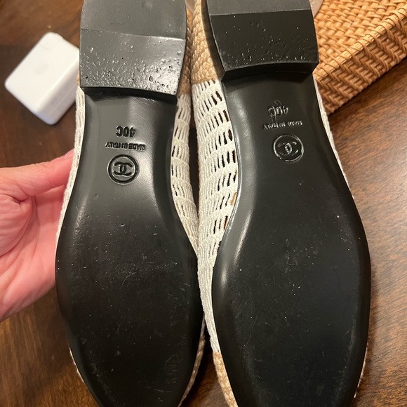 CHANEL Women's Beige and White Woven Flats - Picture 4 of 6